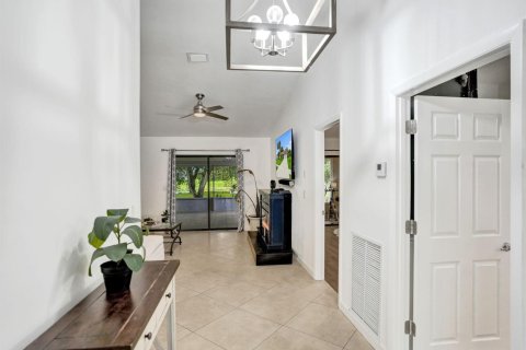 House in Lake Worth, Florida 3 bedrooms, 205.69 sq.m. № 2420840 - photo 2