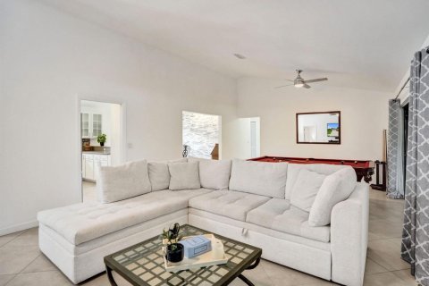 House in Lake Worth, Florida 3 bedrooms, 205.69 sq.m. № 2420840 - photo 5