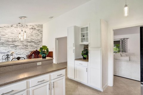 House in Lake Worth, Florida 3 bedrooms, 205.69 sq.m. № 2420840 - photo 8
