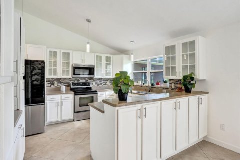 House in Lake Worth, Florida 3 bedrooms, 205.69 sq.m. № 2420840 - photo 11