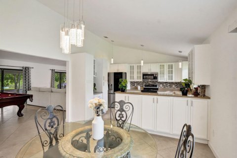 House in Lake Worth, Florida 3 bedrooms, 205.69 sq.m. № 2420840 - photo 10