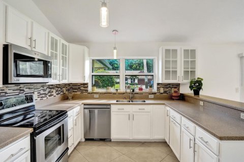 House in Lake Worth, Florida 3 bedrooms, 205.69 sq.m. № 2420840 - photo 6