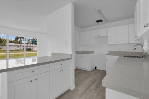 House in Punta Gorda, Florida 4 bedrooms, 134.71 sq.m. № 2403652 - photo 21