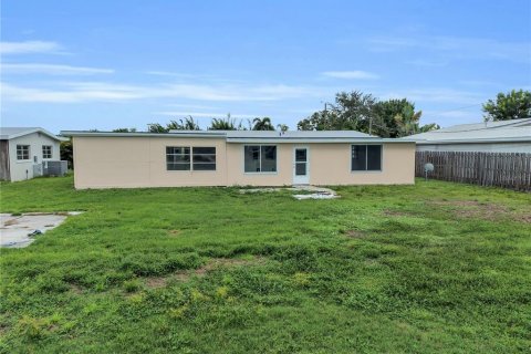 House in Punta Gorda, Florida 4 bedrooms, 134.71 sq.m. № 2403652 - photo 3