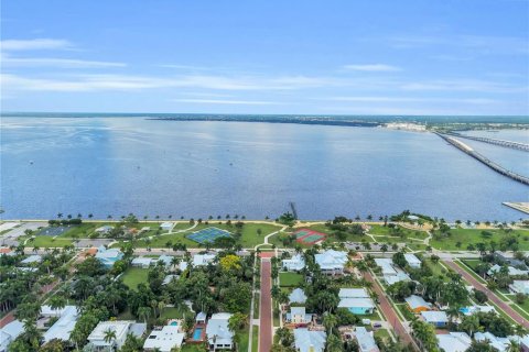 House in Punta Gorda, Florida 4 bedrooms, 134.71 sq.m. № 2403652 - photo 10