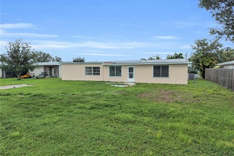 House in Punta Gorda, Florida 4 bedrooms, 134.71 sq.m. № 2403652 - photo 4