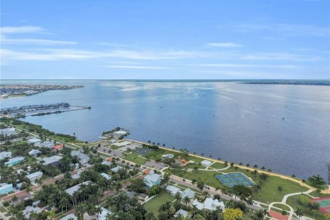 House in Punta Gorda, Florida 4 bedrooms, 134.71 sq.m. № 2403652 - photo 11