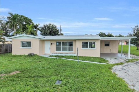 House in Punta Gorda, Florida 4 bedrooms, 134.71 sq.m. № 2403652 - photo 2