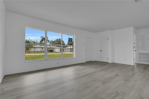 House in Punta Gorda, Florida 4 bedrooms, 134.71 sq.m. № 2403652 - photo 14