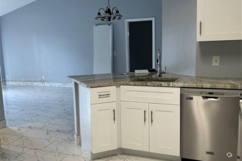 Condominio en alquiler en Coral Springs, Florida, 2 dormitorios, 91.42 m2 № 1972781 - foto 2