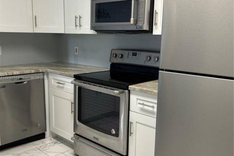 Condominio en alquiler en Coral Springs, Florida, 2 dormitorios, 91.42 m2 № 1972781 - foto 3