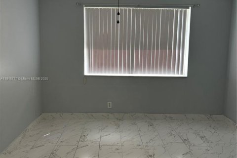 Condominio en alquiler en Coral Springs, Florida, 2 dormitorios, 91.42 m2 № 1972781 - foto 7