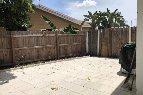 Appartement à louer à Palm Springs, Floride: 2 chambres, 102.19 m2 № 2181214 - photo 3