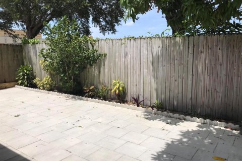 Appartement à louer à Palm Springs, Floride: 2 chambres, 102.19 m2 № 2181214 - photo 4