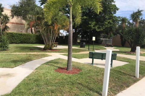 Appartement à louer à Palm Springs, Floride: 2 chambres, 102.19 m2 № 2181214 - photo 2