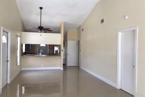 Appartement à louer à Palm Springs, Floride: 2 chambres, 102.19 m2 № 2181214 - photo 5