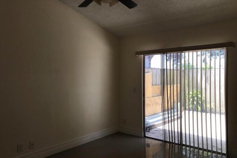 Appartement à louer à Palm Springs, Floride: 2 chambres, 102.19 m2 № 2181214 - photo 11