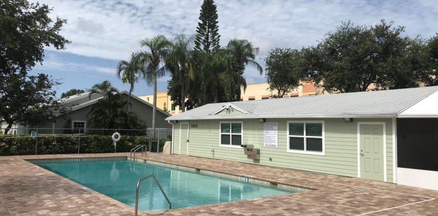 Appartement à Palm Springs, Floride 2 chambres, 102.19 m2 № 2181214
