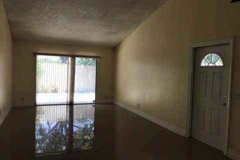 Appartement à louer à Palm Springs, Floride: 2 chambres, 102.19 m2 № 2181214 - photo 6