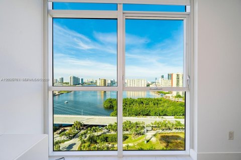 Copropriété à louer à Sunny Isles Beach, Floride: 3 chambres, 158.4 m2 № 2182378 - photo 17