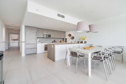 Copropriété à louer à Sunny Isles Beach, Floride: 3 chambres, 158.4 m2 № 2182378 - photo 10