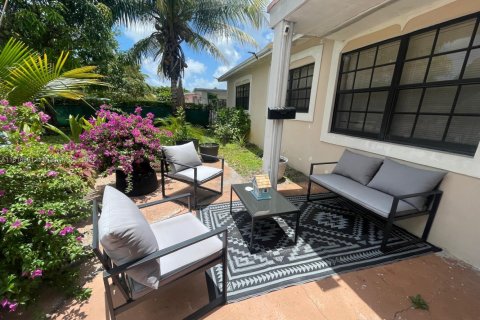 Купить виллу или дом в Форт-Лодердейл, Флорида 4 спальни, 154.22м2, № 1935826 - фото 5