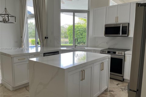 House in Weston, Florida 5 bedrooms, 236.53 sq.m. № 2031276 - photo 8