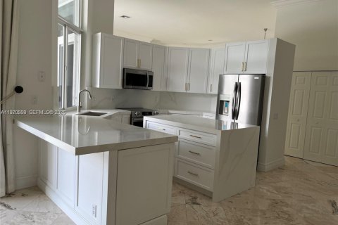 House in Weston, Florida 5 bedrooms, 236.53 sq.m. № 2031276 - photo 9