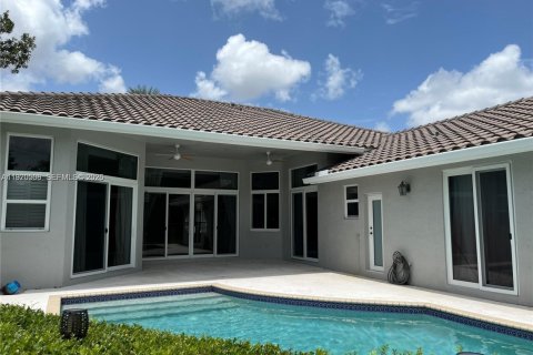 House in Weston, Florida 5 bedrooms, 236.53 sq.m. № 2031276 - photo 2