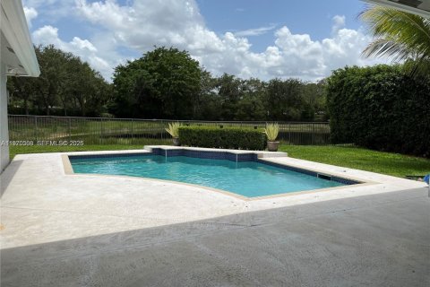 House in Weston, Florida 5 bedrooms, 236.53 sq.m. № 2031276 - photo 3
