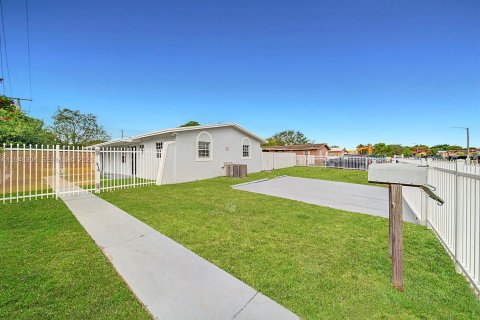 Снять в аренду виллу или дом в Майами-Гарденс, Флорида 3 спальни, 163.04м2, № 2004706 - фото 3