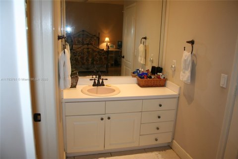 House in Key Largo, Florida 3 bedrooms, 165.83 sq.m. № 1696018 - photo 24