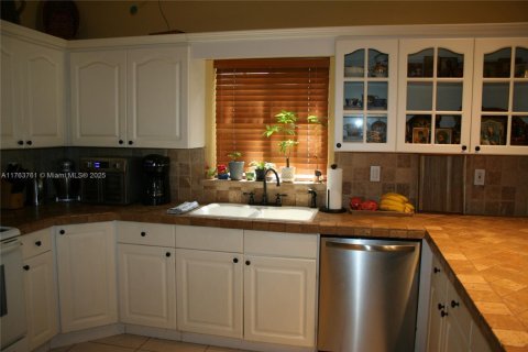 House in Key Largo, Florida 3 bedrooms, 165.83 sq.m. № 1696018 - photo 5