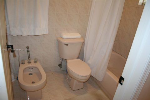 House in Key Largo, Florida 3 bedrooms, 165.83 sq.m. № 1696018 - photo 23