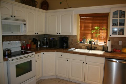 House in Key Largo, Florida 3 bedrooms, 165.83 sq.m. № 1696018 - photo 3