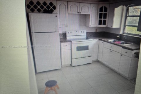 Купить кондоминиум в Холливуд, Флорида 2 спальни, 78.97м2, № 2049861 - фото 1