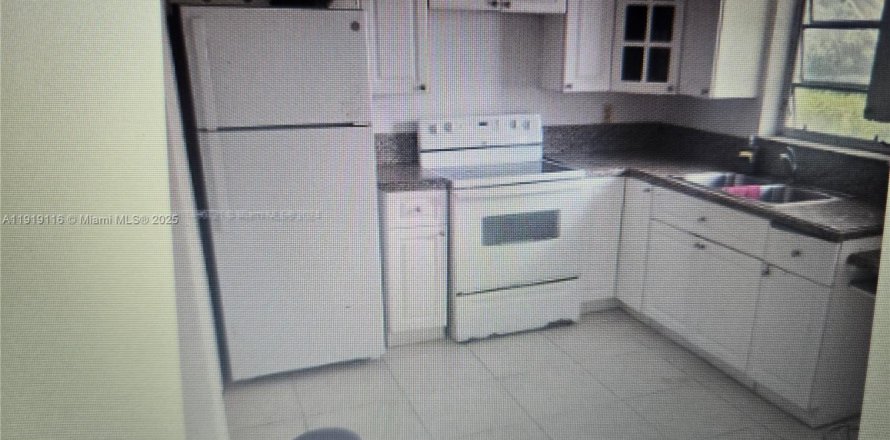 Кондоминиум с 2 спальнями в Холливуд, Флорида № 2049861