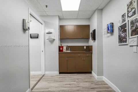 Propiedad comercial en venta en Coral Gables, Florida № 1991441 - foto 21