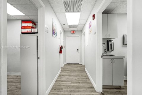 Propiedad comercial en venta en Coral Gables, Florida № 1991441 - foto 18