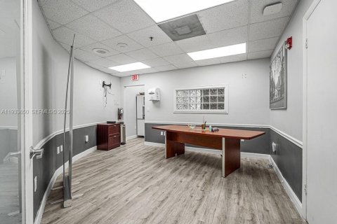 Propiedad comercial en venta en Coral Gables, Florida № 1991441 - foto 23