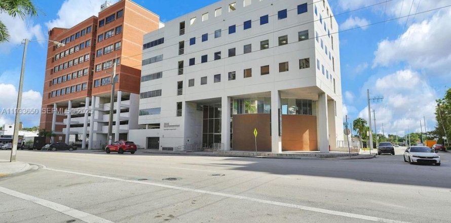 Propiedad comercial en Coral Gables, Florida № 1991441