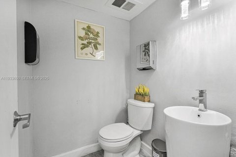 Propiedad comercial en venta en Coral Gables, Florida № 1991441 - foto 13