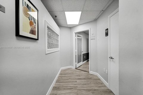 Propiedad comercial en venta en Coral Gables, Florida № 1991441 - foto 22