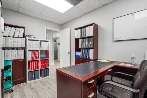 Propiedad comercial en venta en Coral Gables, Florida № 1991441 - foto 17