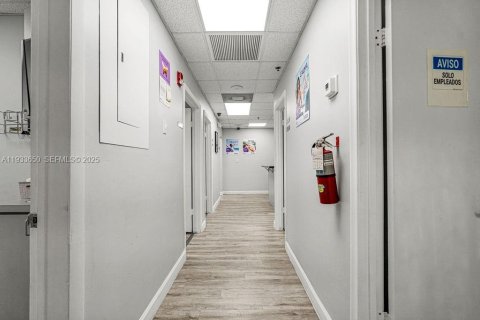 Propiedad comercial en venta en Coral Gables, Florida № 1991441 - foto 12