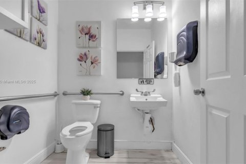 Propiedad comercial en venta en Coral Gables, Florida № 1970122 - foto 15