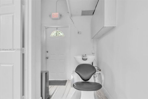 Propiedad comercial en venta en Coral Gables, Florida № 1970122 - foto 13