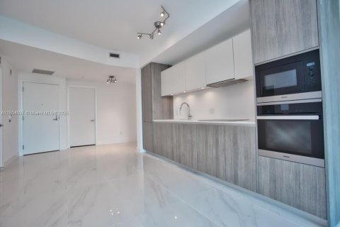 Condo in Miami, Florida, 1 bedroom  № 1689415 - photo 6