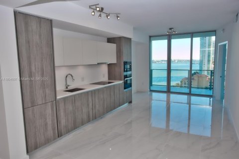 Condo in Miami, Florida, 1 bedroom  № 1689415 - photo 1