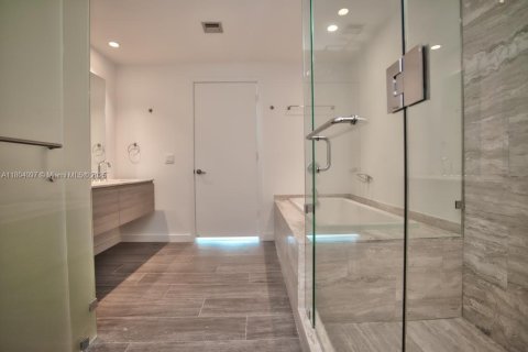 Condo in Miami, Florida, 1 bedroom  № 1689415 - photo 5